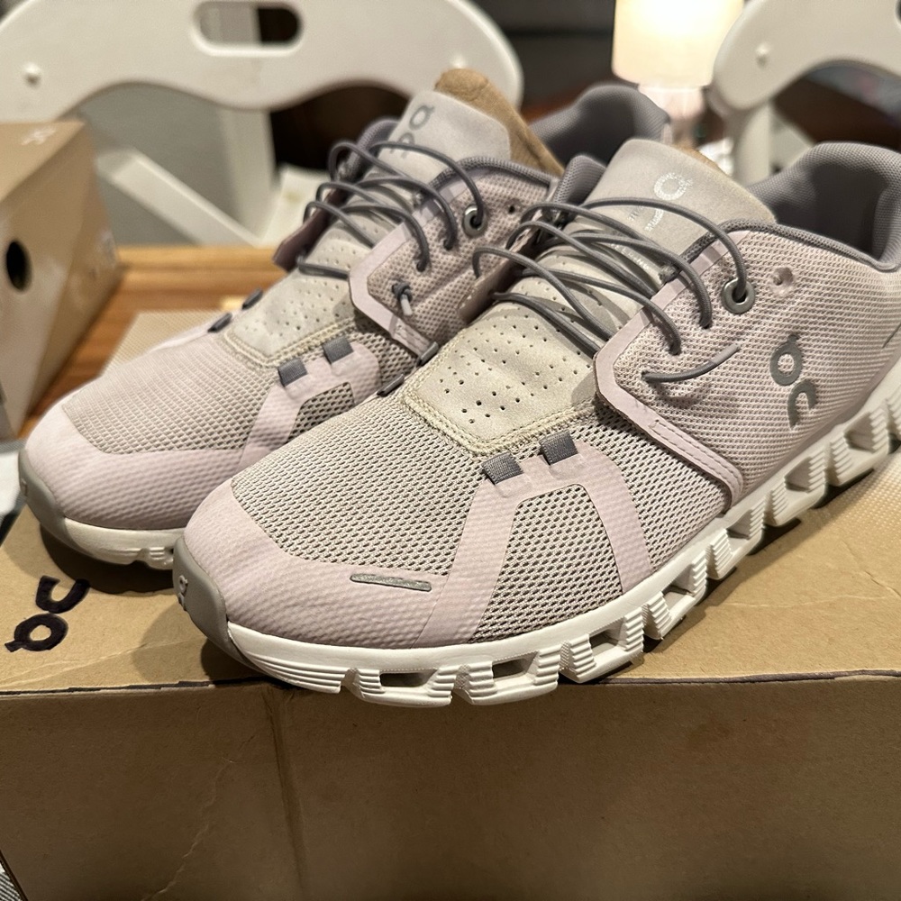 Women’s ON Cloud 5 size women’s 10